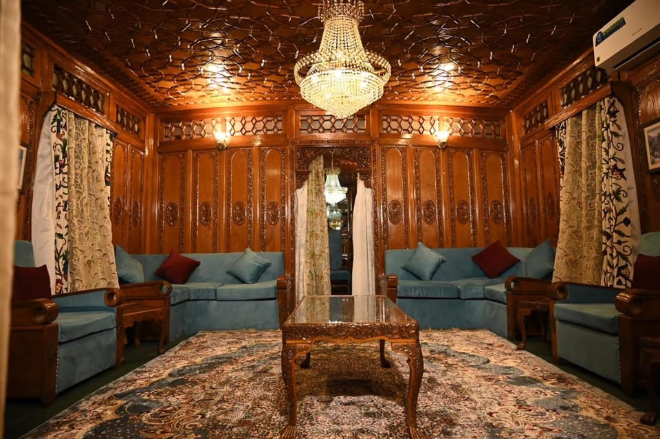 Mughal Suit Houseboat Hotel in India