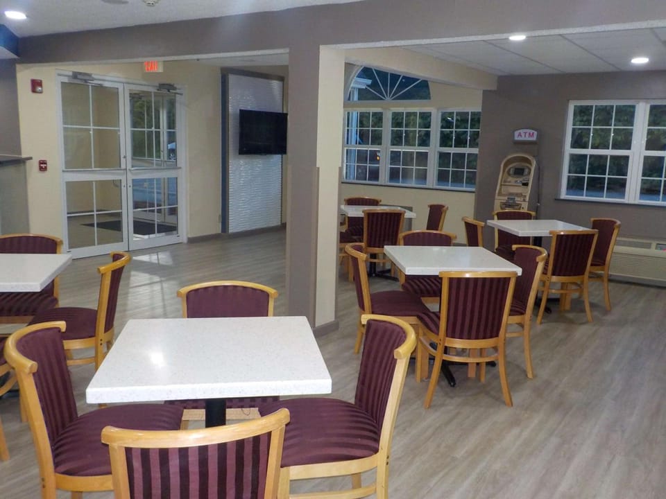 MJ INN and SUITES Hotel in Allegheny River
