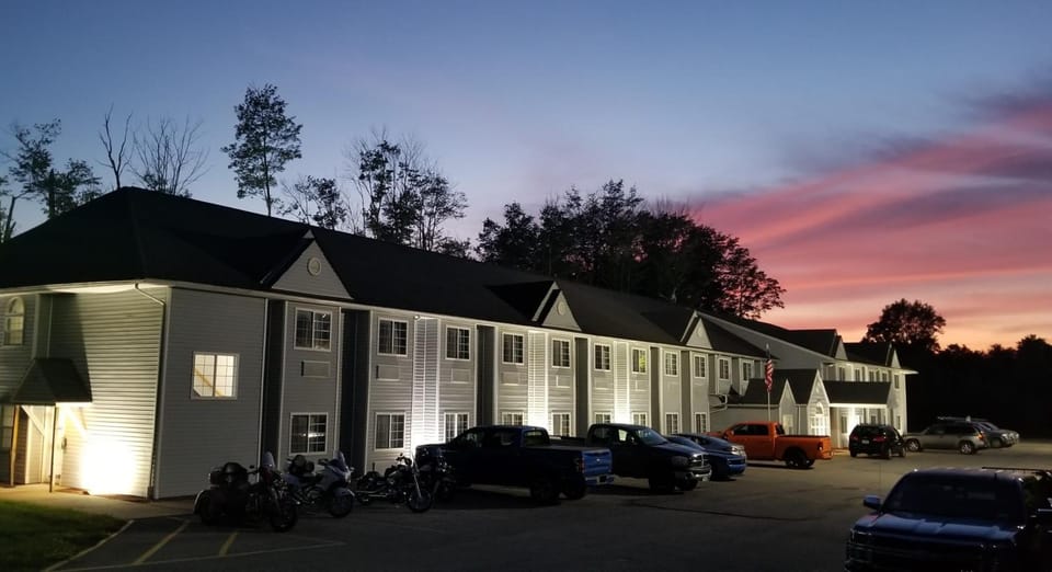 MJ INN and SUITES Hotel in Allegheny River