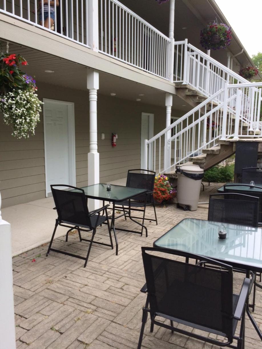 Adventure the Bruce Inn - Recently Renovated With Outdoor Hot Tub Motel in Tobermory