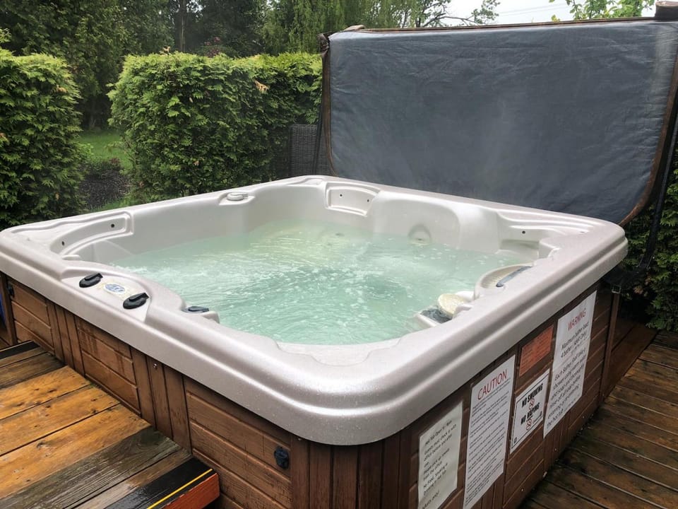 Adventure the Bruce Inn - Recently Renovated With Outdoor Hot Tub Motel in Tobermory
