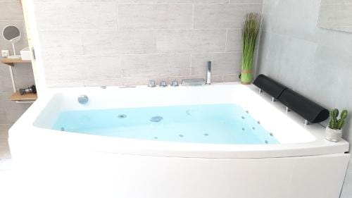 Allegria Nimes Chambre Deluxe Spa Hotel in Nimes