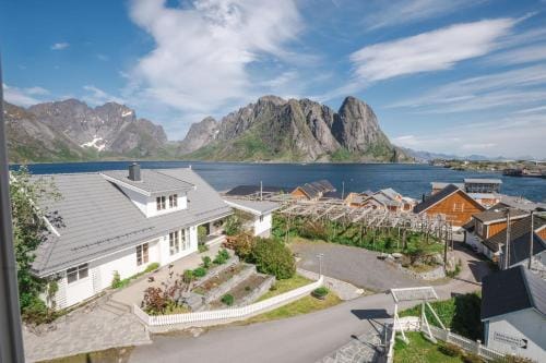 Sakrisøy Gjestegard - Manor House in Sakrisøy - Solbakken anno 1880 Hotel in Lofoten