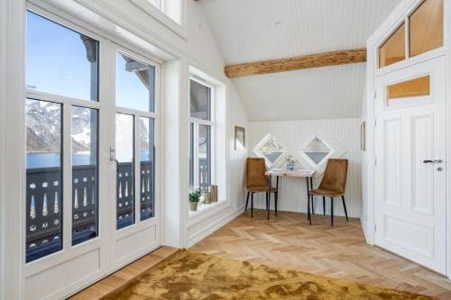 Sakrisøy Gjestegard - Manor House in Sakrisøy - Solbakken anno 1880 Hotel in Lofoten