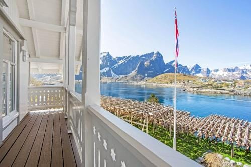 Sakrisøy Gjestegard - Manor House in Sakrisøy - Solbakken anno 1880 Hotel in Lofoten