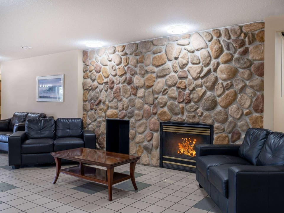 Travelodge by Wyndham Lacombe Hotel in Lacombe