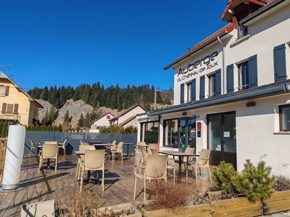 Auberge du chateau de Joux Hotel in Canton of Vaud