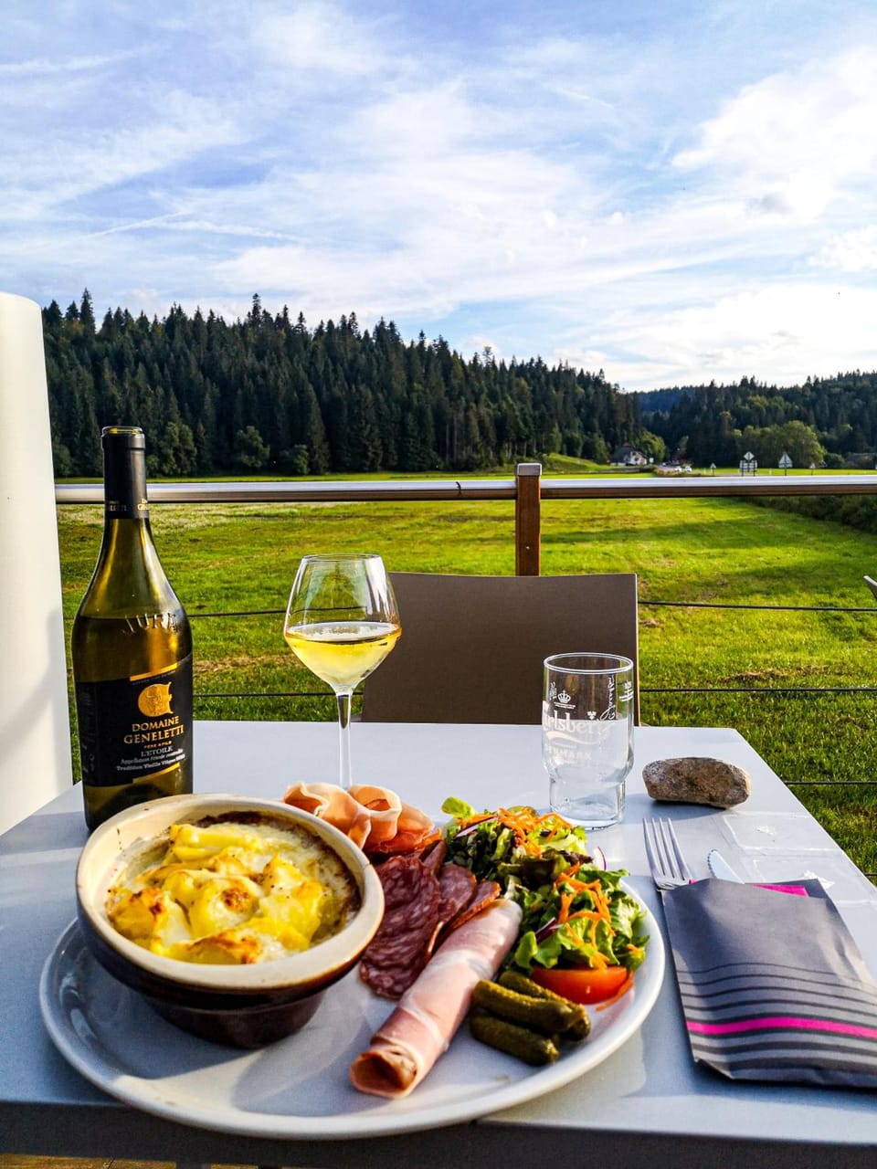 Auberge du chateau de Joux Hotel in Canton of Vaud