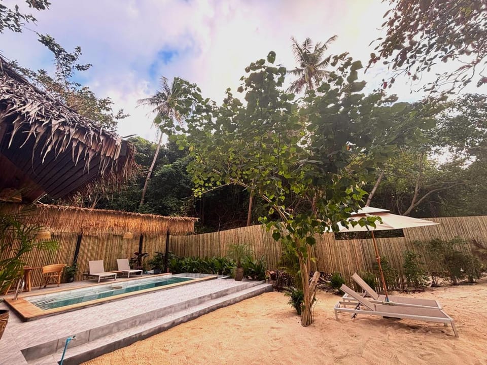 Secret Beach Bungalows Resort in Ko Pha-ngan Sub-district