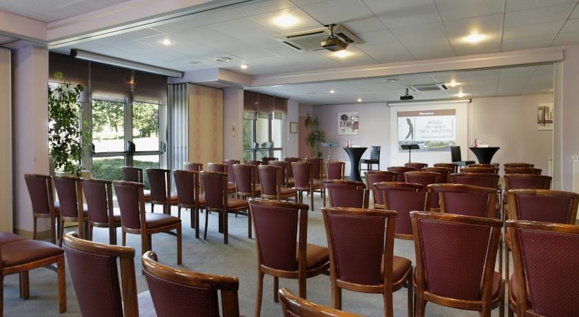 Hotel The Originals du Golf de l Ailette Laon Sud Hotel in Chamonix