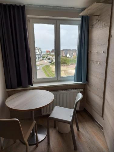 Haus Klaarstrand Hostel in Wenningstedt-Braderup