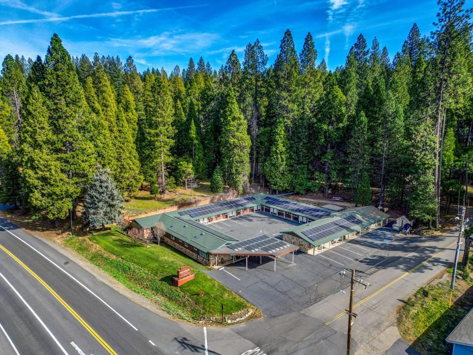 Arnold Meadowmont Lodge Motel in Arnold