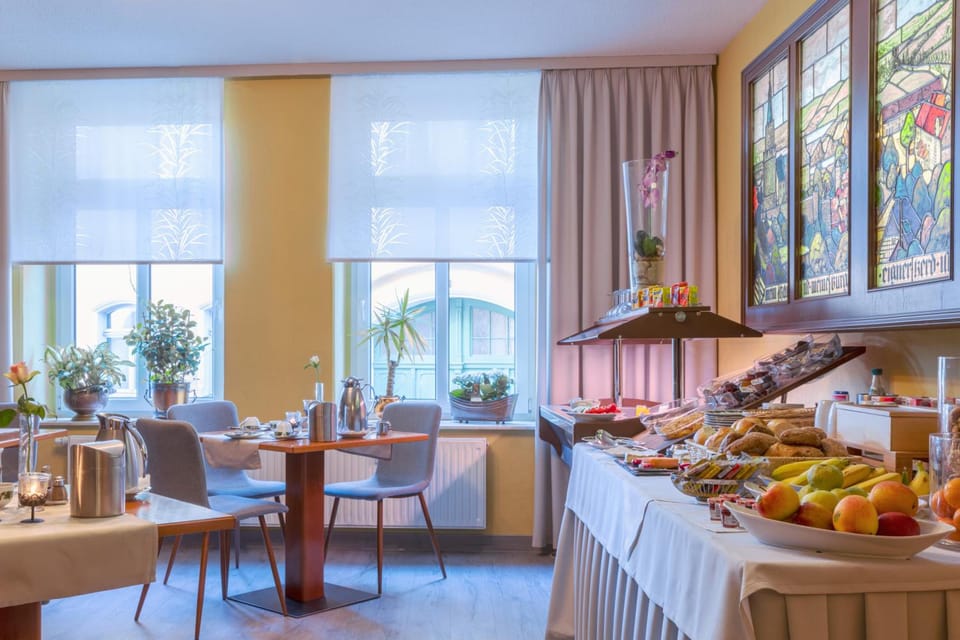 "Zur Altstadt - Am Fuße der Osterburg" Gaststatte, Pension, FEWO Inn in Thuringia, Germany