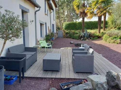 Havre de paix et jardin tropical. Chambre privee Hotel in Rennes