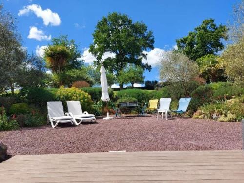 Havre de paix et jardin tropical. Chambre privee Hotel in Rennes