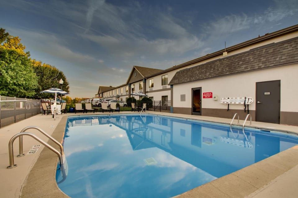 Greenfield Inn & Suites Owensboro, KY Airport Hotel in Owensboro