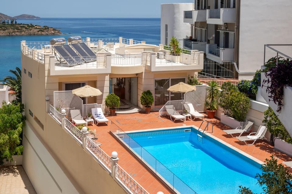 Bellevue Suites Hotel in Akti Koundourou