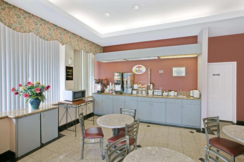The Onyx Hotel Hollywood Hotel in Los Feliz