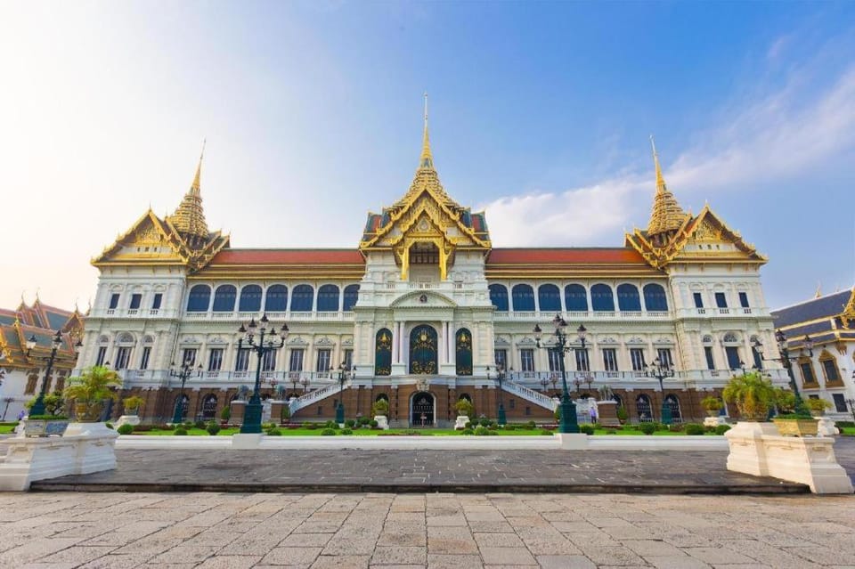 The Twins Hostel Hotel in Bangkok