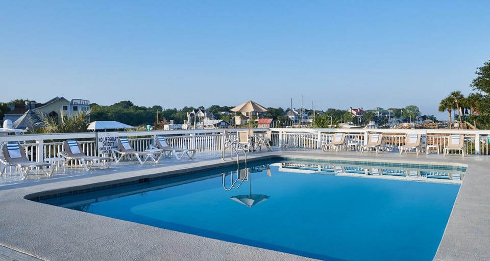 Swimming pool [outdoor]