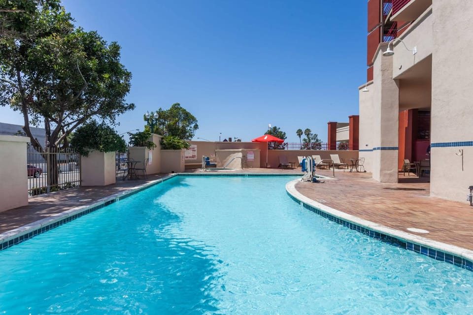 Swimming pool [outdoor]