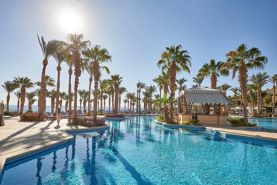 Swimming pool [outdoor]