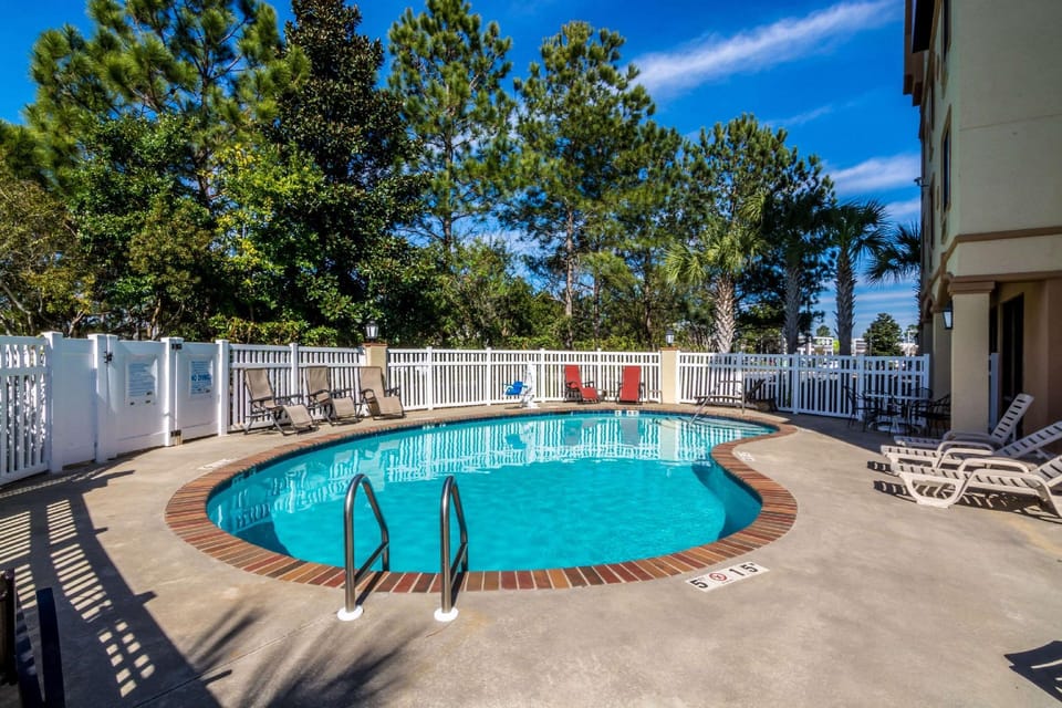 Swimming pool [outdoor]