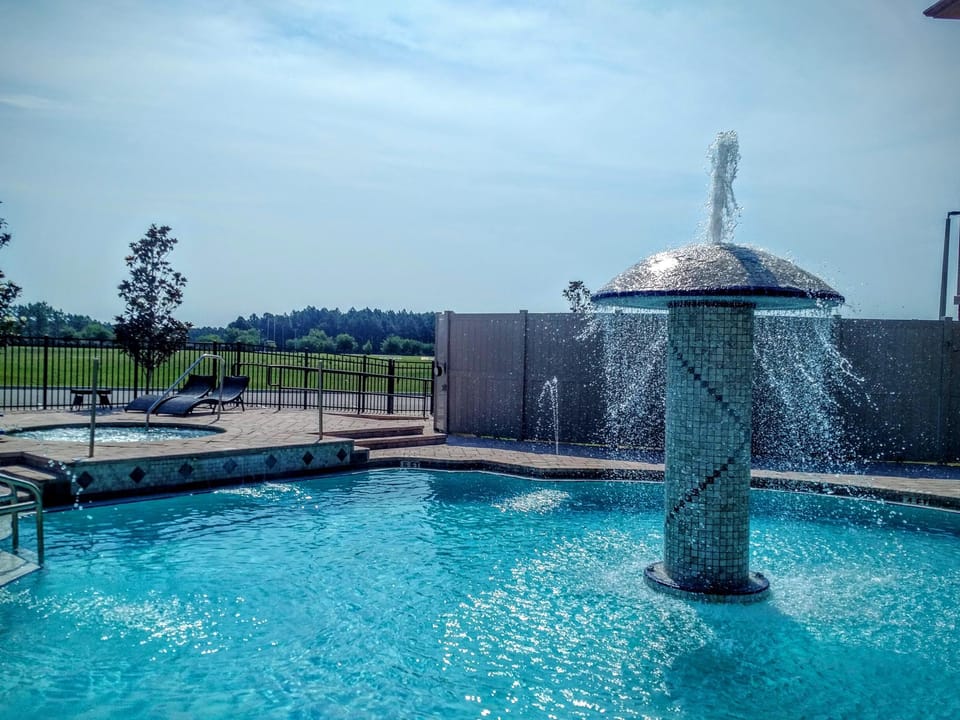 Swimming pool [outdoor]