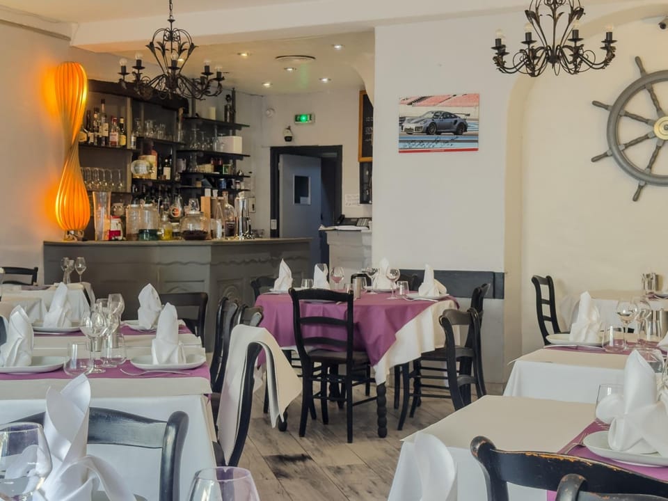 Logis Hotel Les Chardons Bleus RESTAURANT LE BISTROT DE LA MER Hotel in Finistere