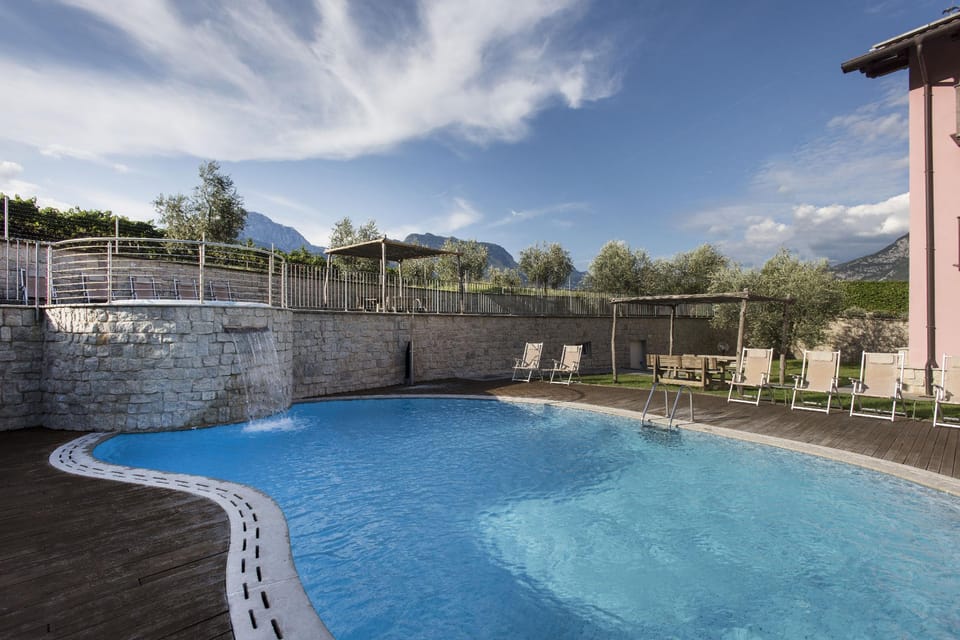 Swimming pool [outdoor]
