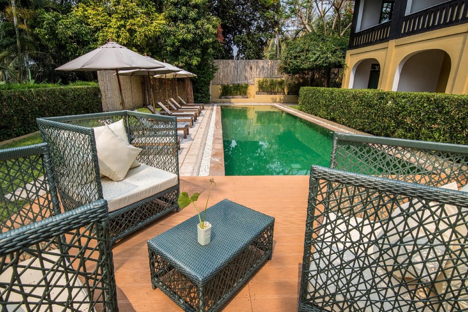 Swimming pool [outdoor]