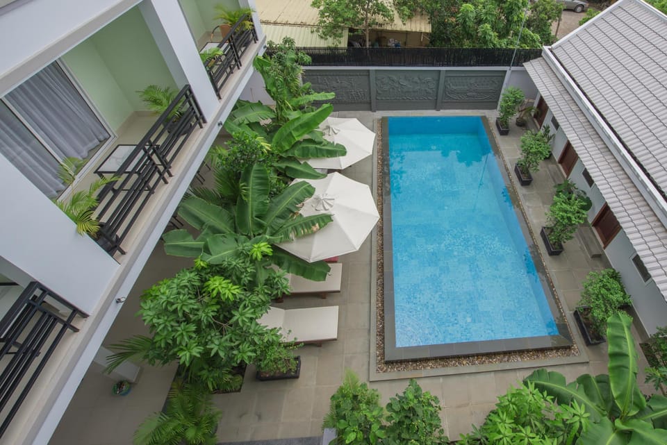 Swimming pool [outdoor]