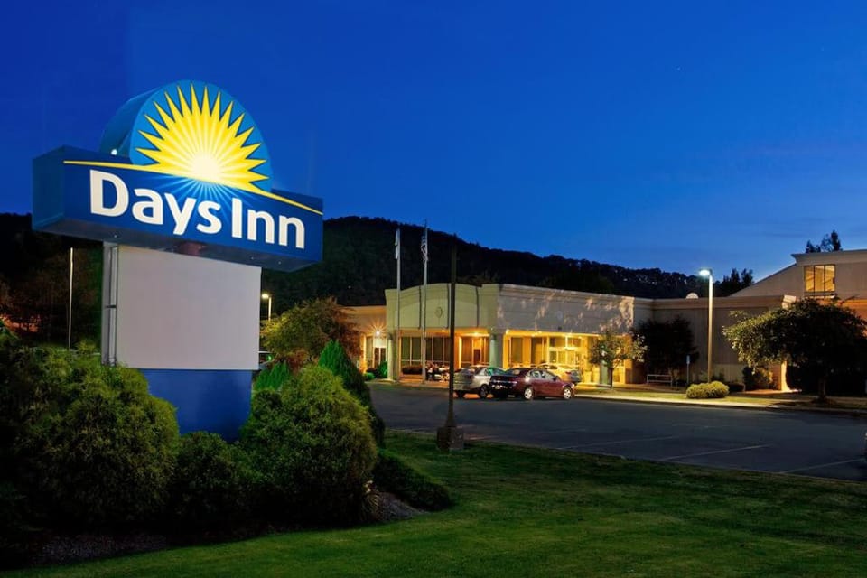 Days Inn by Wyndham Warren Hotel in Allegheny River