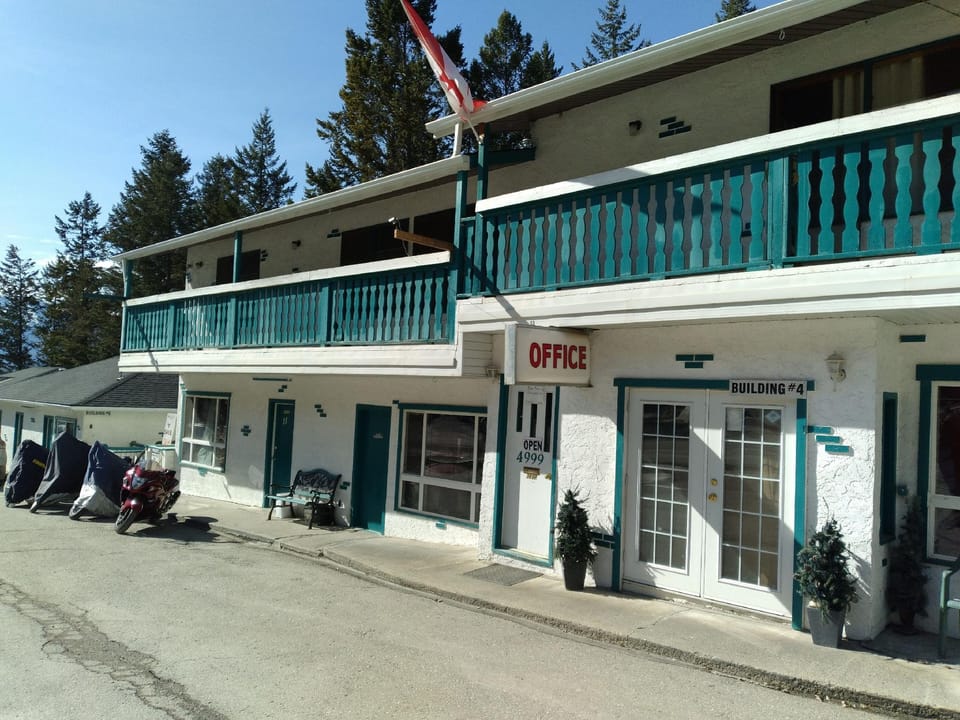 Apple Tree Inn Motel in Radium Hot Springs