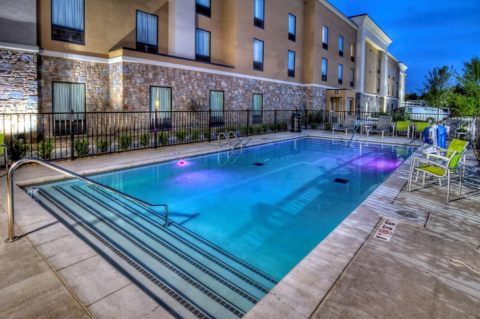 Swimming pool [outdoor]