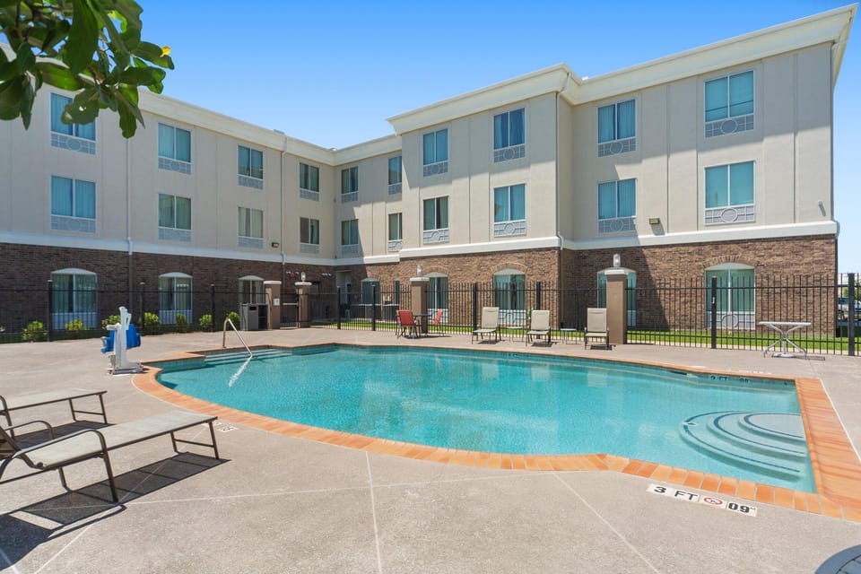 Holiday Inn Express Tomball By IHG Hotel in Tomball