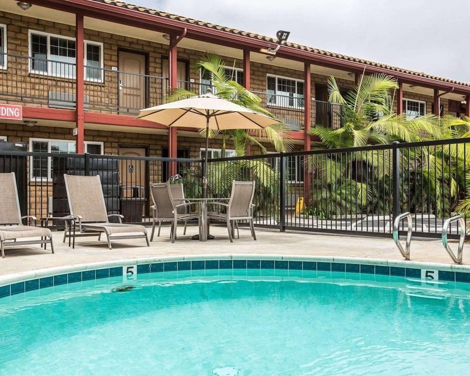 Econo Lodge Inn & Suites Carlsbad Hotel in Carlsbad
