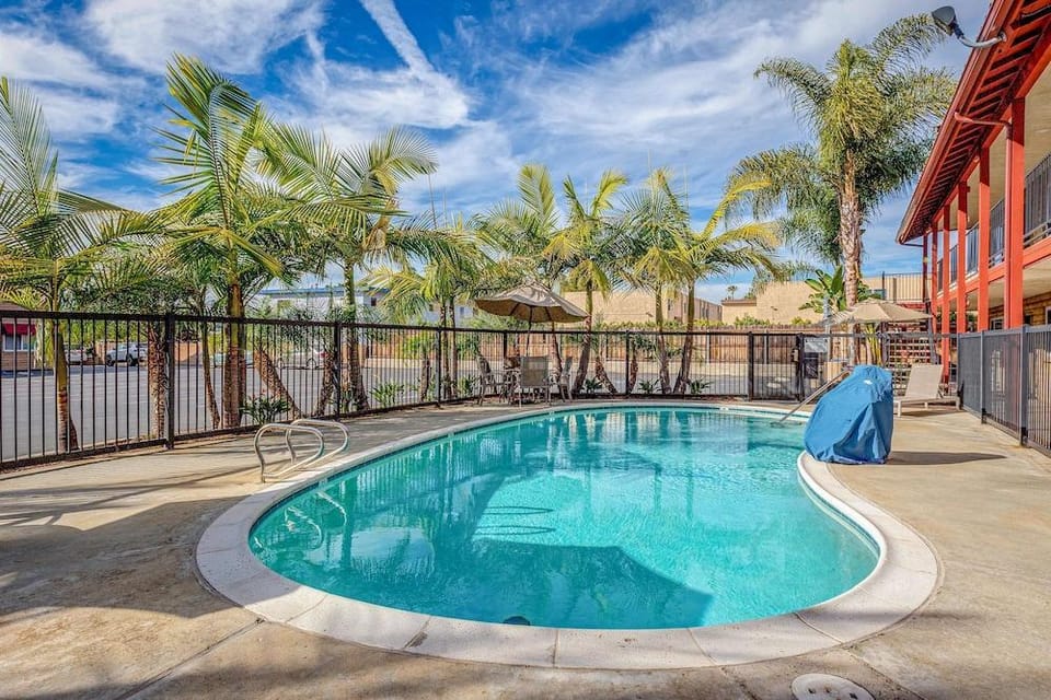 Econo Lodge Inn & Suites Carlsbad Hotel in Carlsbad