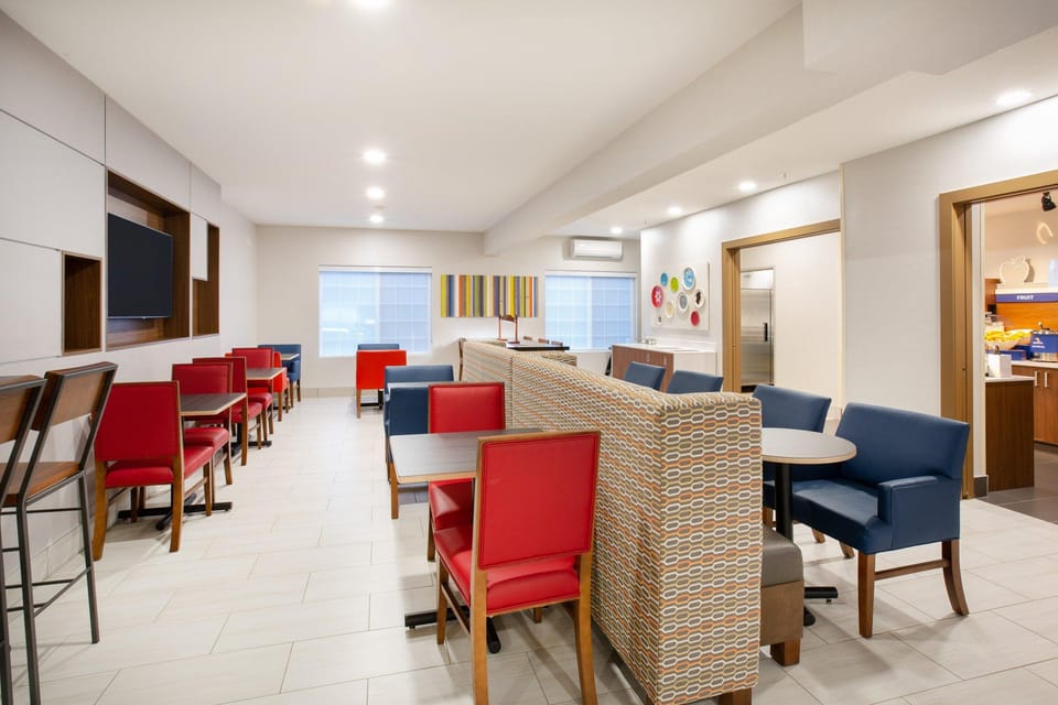 Holiday Inn Express and Suites Lincoln City By IHG Hotel in Devils Lake