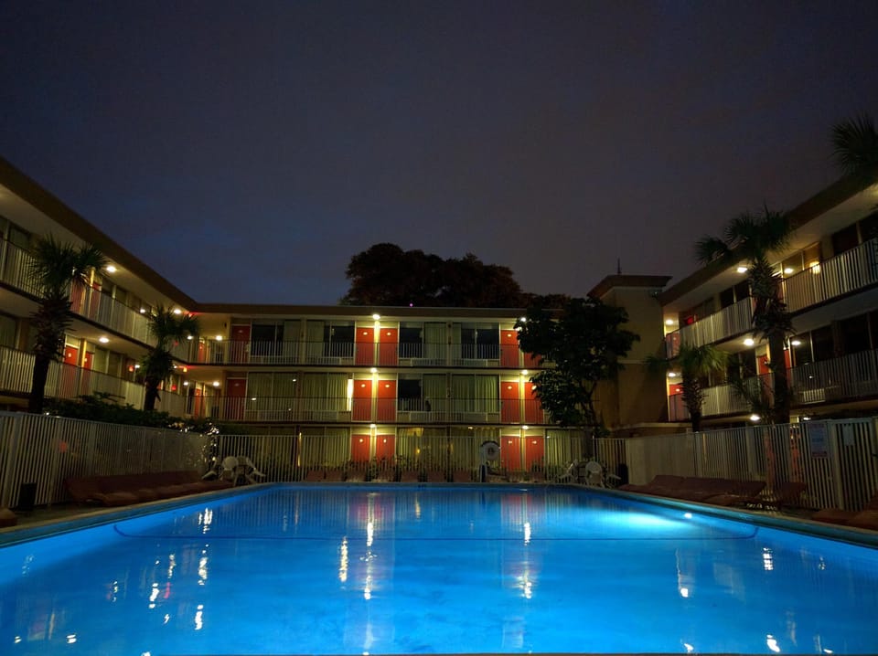 Swimming pool [outdoor]