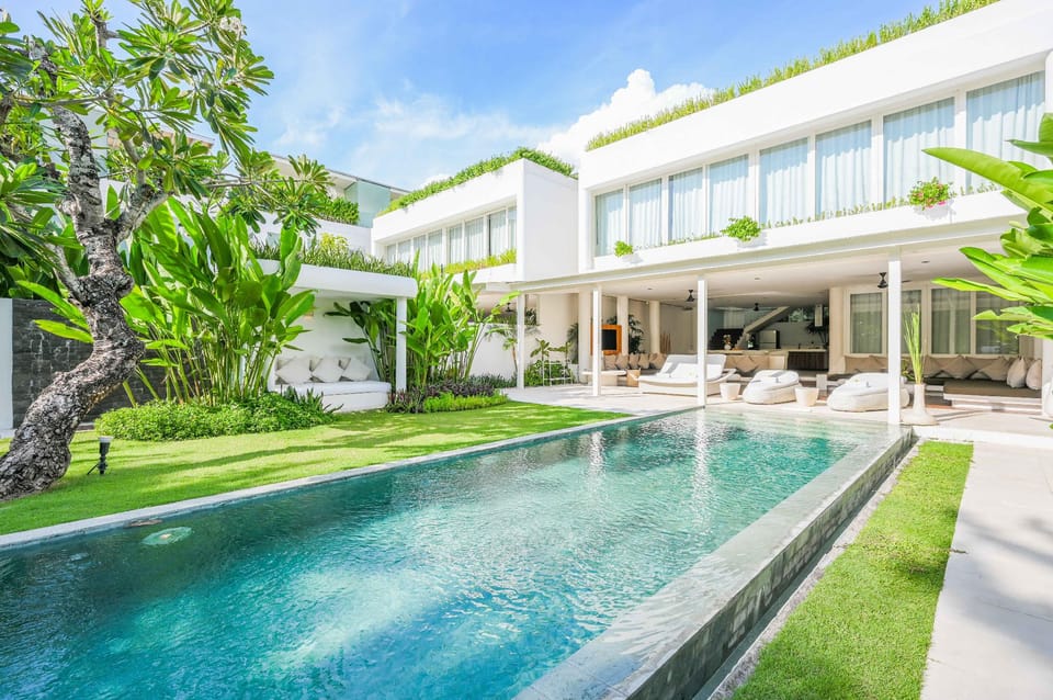 Swimming pool [outdoor]