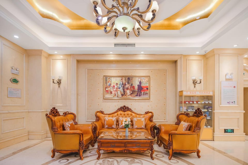 Vienna Hotel (Fuyang Central Shopping Mall Renmin Middle Road) Hotel in Jiangsu