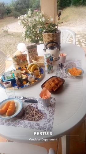 Les Cigales Hotel in Pertuis