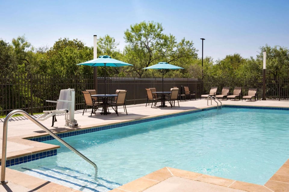 La Quinta Inn & Suites by Wyndham San Antonio Seaworld/LAFB Hotel in San Antonio