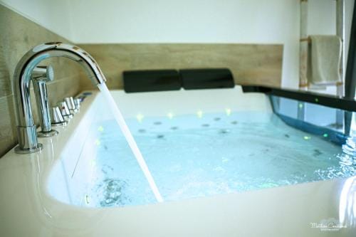 Villa CoCoon - Love room cocooning & 50 nuances Hotel in French Riviera