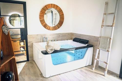 Villa CoCoon - Love room cocooning & 50 nuances Hotel in French Riviera