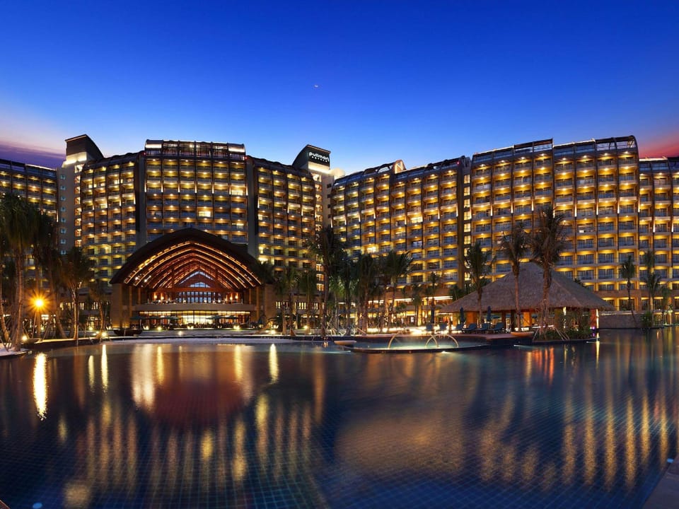 Pullman Oceanview Sanya Bay Resort & Spa Hotel in Sanya