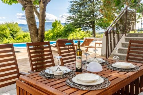 Casa di Oliva-house with heated pool & jacuzzi in Trilj, Croatia Hotel in Split-Dalmatia County