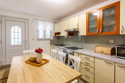 Casa di Oliva-house with heated pool & jacuzzi in Trilj, Croatia Hotel in Split-Dalmatia County