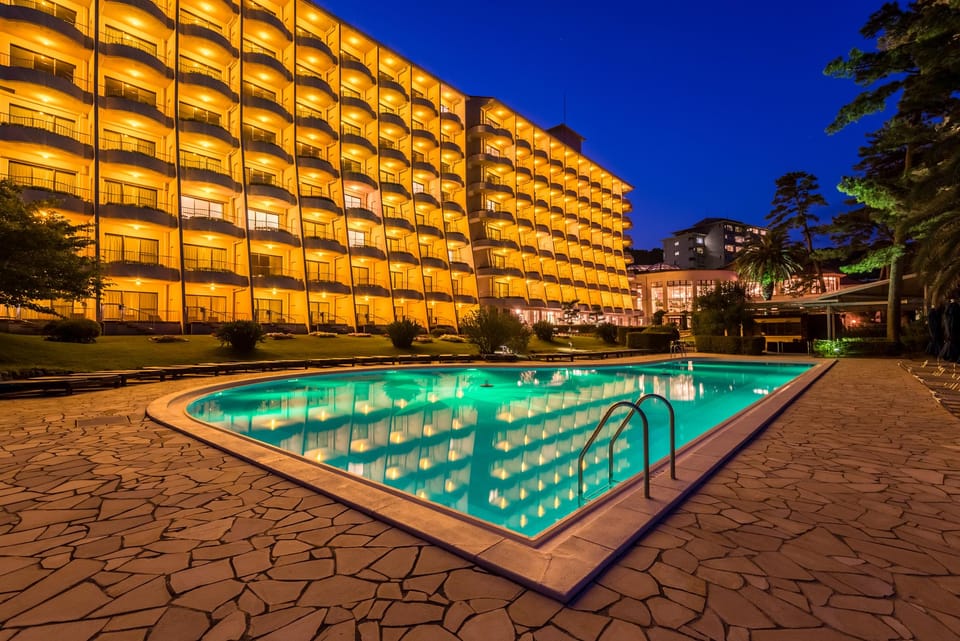 Swimming pool [outdoor]